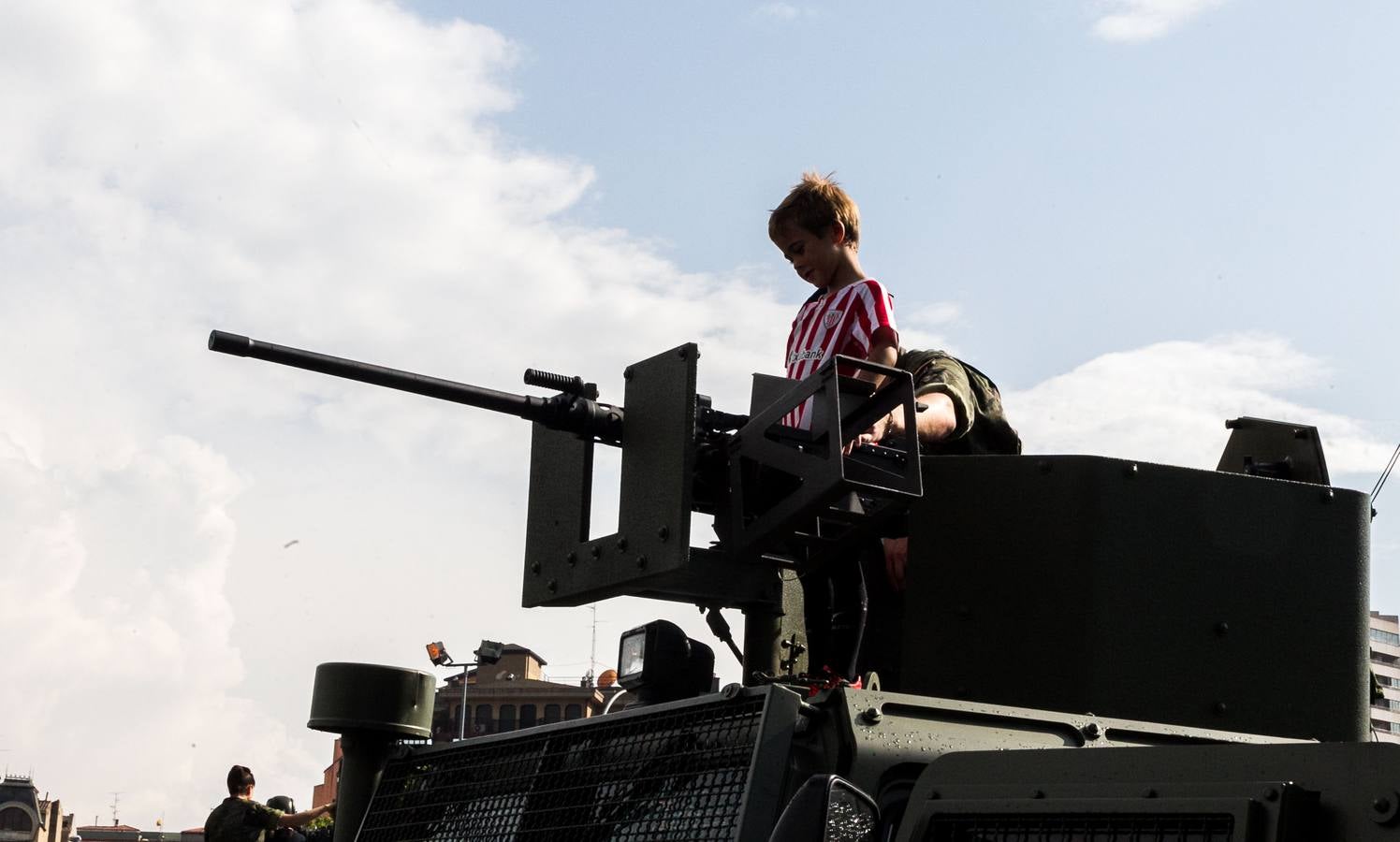 Gran éxito de púlbico en la demostración de salto paracaidista y simulación 'personal recovery' en el Ebro, Además, cientos de personas pudieron ver de cerca e incluso subirse a los vehículos militares instalados en el aparcamiento de Valbuena. 