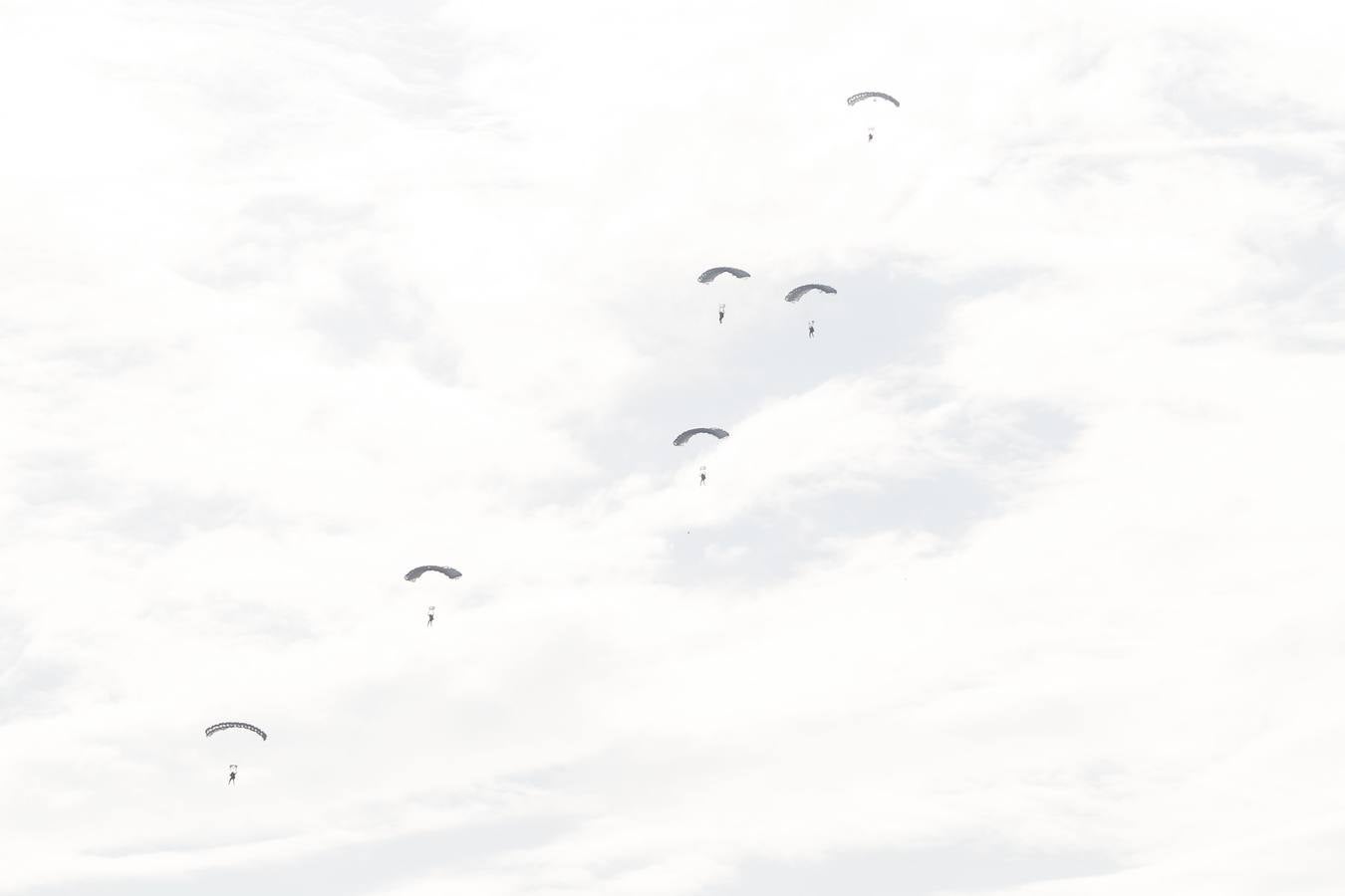 Gran éxito de púlbico en la demostración de salto paracaidista y simulación 'personal recovery' en el Ebro, Además, cientos de personas pudieron ver de cerca e incluso subirse a los vehículos militares instalados en el aparcamiento de Valbuena. 