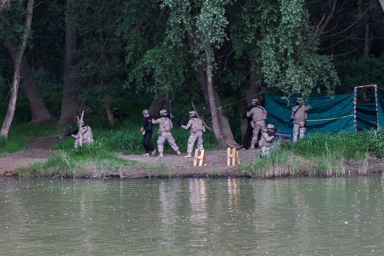 Gran éxito de púlbico en la demostración de salto paracaidista y simulación 'personal recovery' en el Ebro, Además, cientos de personas pudieron ver de cerca e incluso subirse a los vehículos militares instalados en el aparcamiento de Valbuena. 
