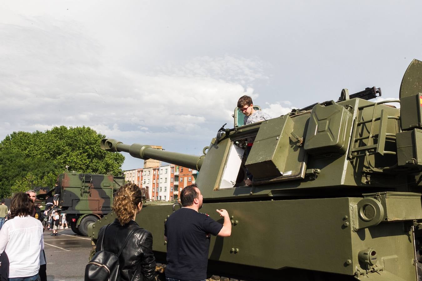 Gran éxito de púlbico en la demostración de salto paracaidista y simulación 'personal recovery' en el Ebro, Además, cientos de personas pudieron ver de cerca e incluso subirse a los vehículos militares instalados en el aparcamiento de Valbuena. 
