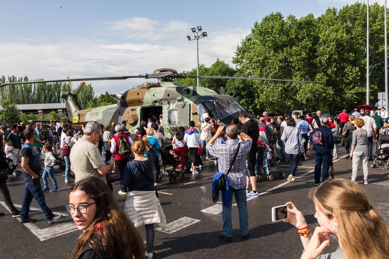 Gran éxito de púlbico en la demostración de salto paracaidista y simulación 'personal recovery' en el Ebro, Además, cientos de personas pudieron ver de cerca e incluso subirse a los vehículos militares instalados en el aparcamiento de Valbuena. 