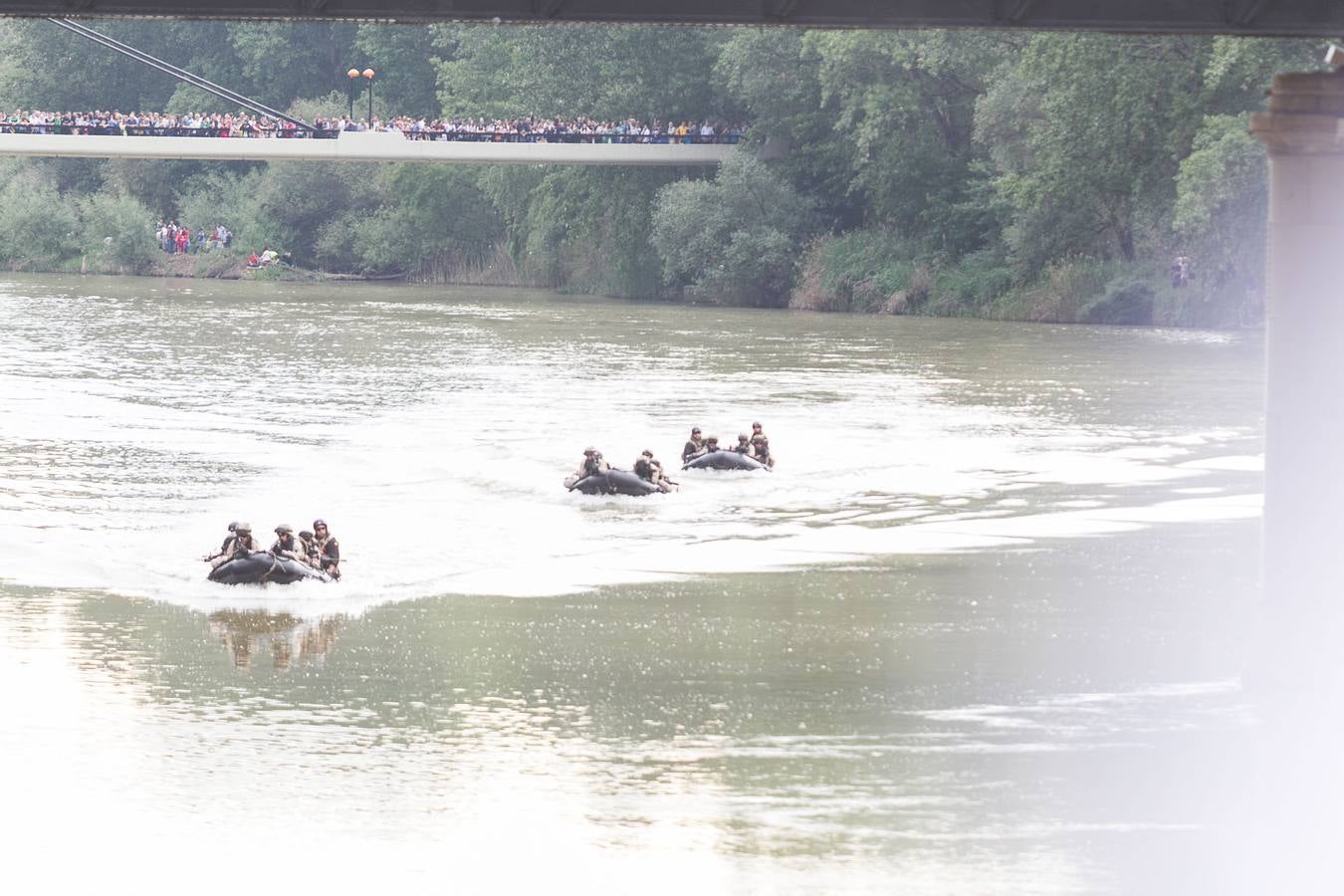 Gran éxito de púlbico en la demostración de salto paracaidista y simulación 'personal recovery' en el Ebro, Además, cientos de personas pudieron ver de cerca e incluso subirse a los vehículos militares instalados en el aparcamiento de Valbuena. 