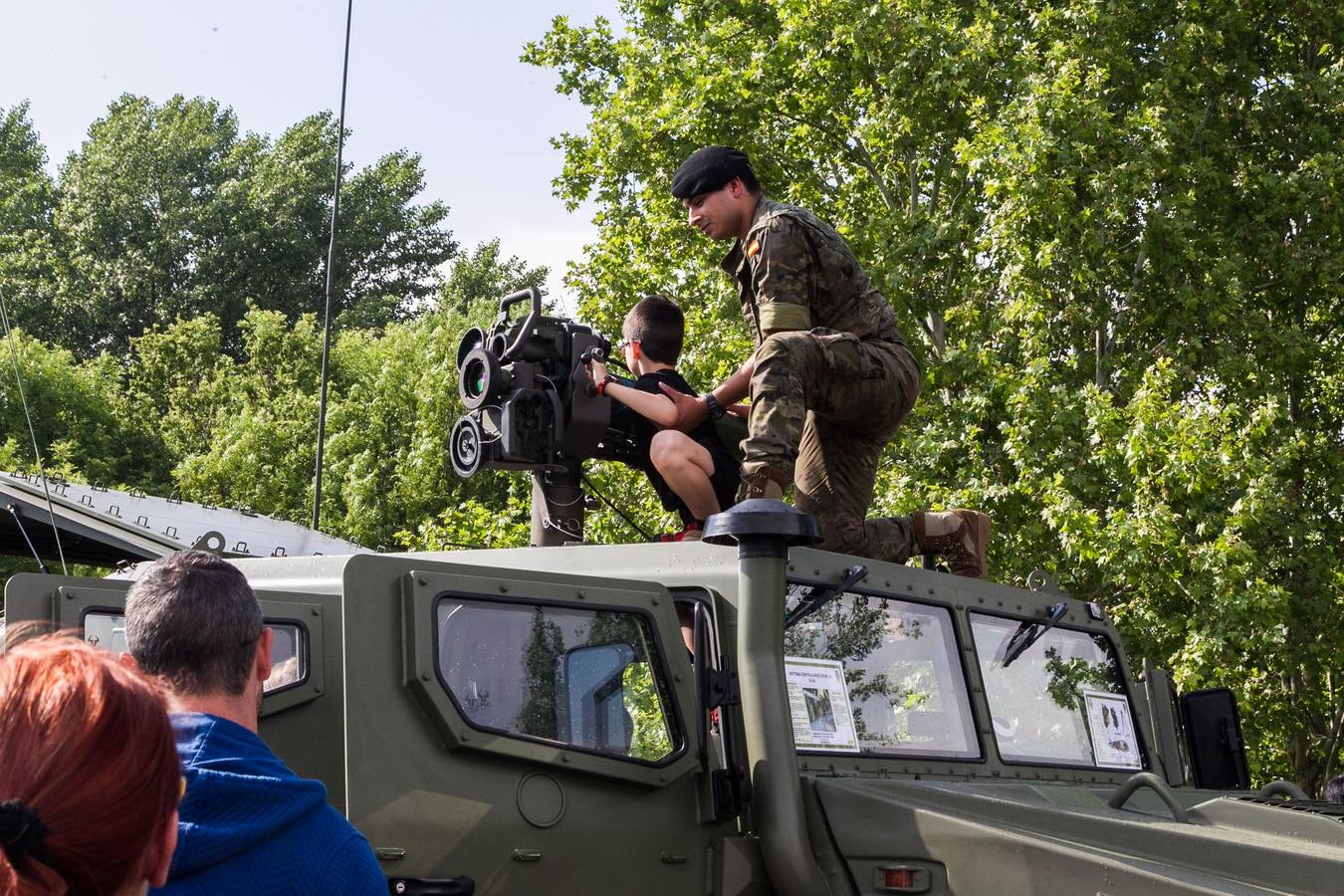 Gran éxito de púlbico en la demostración de salto paracaidista y simulación 'personal recovery' en el Ebro, Además, cientos de personas pudieron ver de cerca e incluso subirse a los vehículos militares instalados en el aparcamiento de Valbuena. 