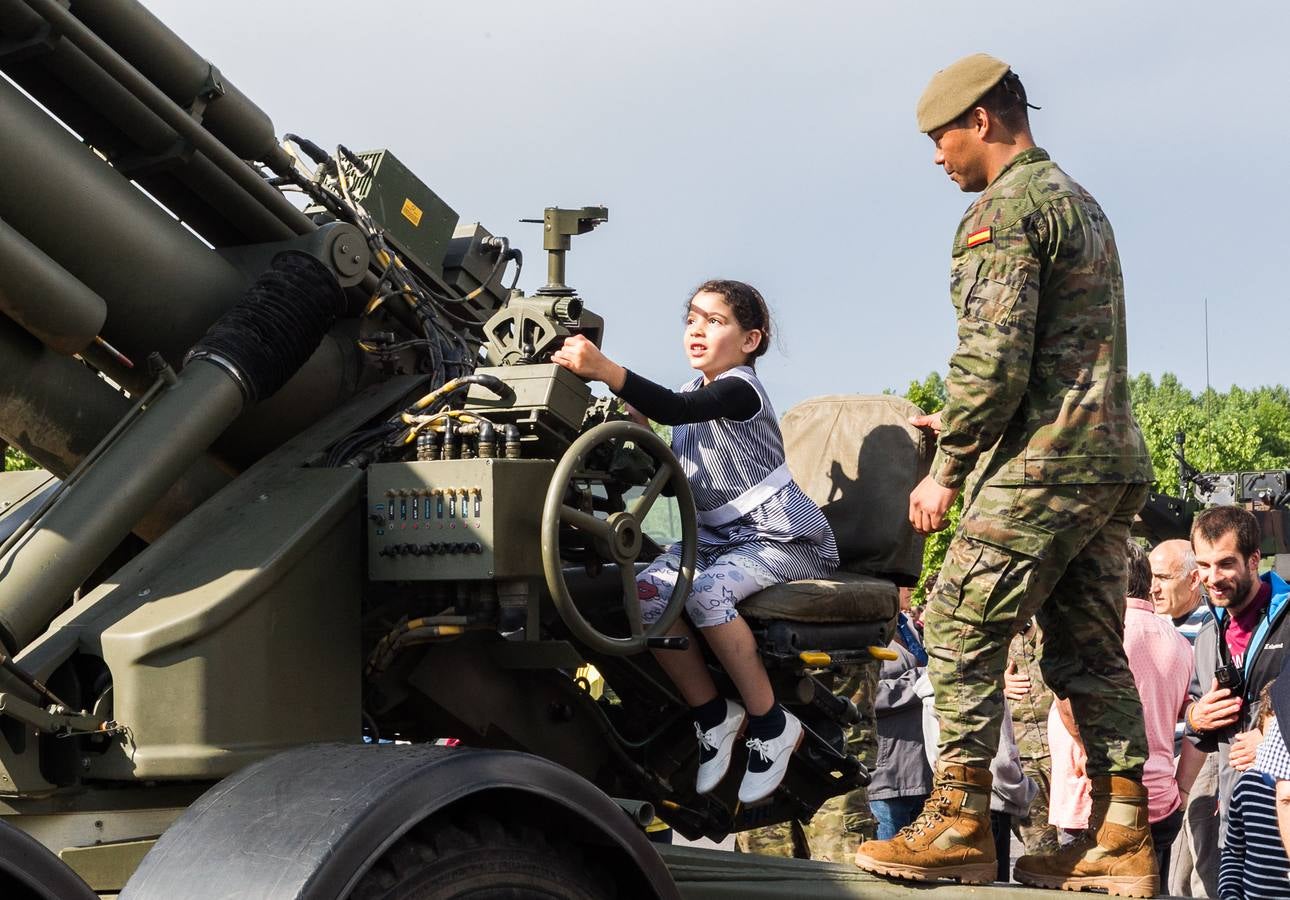Gran éxito de púlbico en la demostración de salto paracaidista y simulación 'personal recovery' en el Ebro, Además, cientos de personas pudieron ver de cerca e incluso subirse a los vehículos militares instalados en el aparcamiento de Valbuena. 