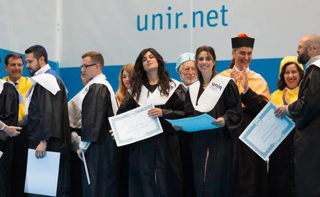 Alumnos participantes en la graduación de la UNIR del año pasado. :: sonia tercero