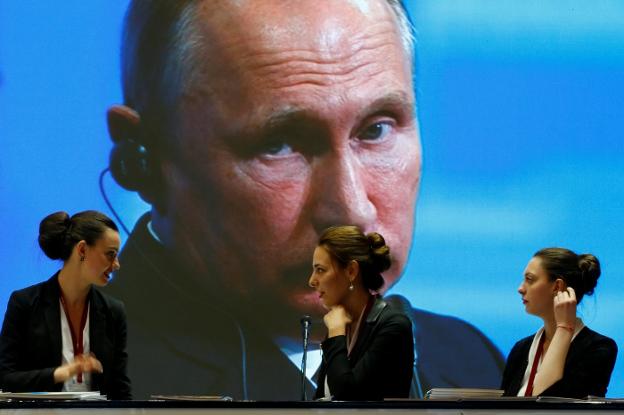 El presidente ruso, Vladímir Putin, domina desde una pantalla gigante el Foro Económico de San Petersburgo. :: serguéi karpukhin / reuters