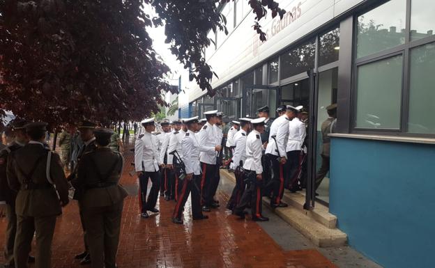 Los soldados se resguardan en el polideportivo de Las Gaunas. 