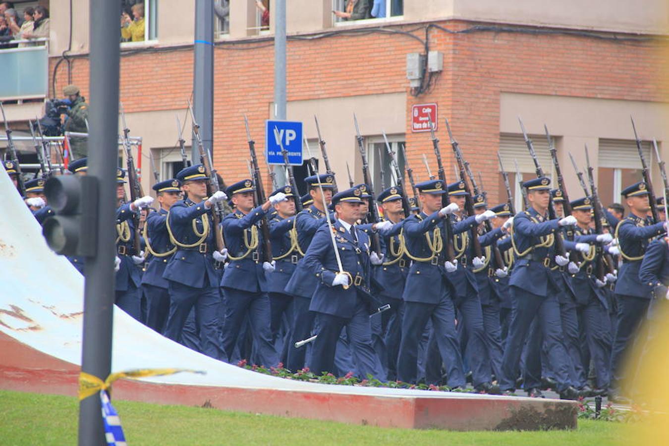 Tan contentos en Logroño con el desfile de las Fuerzas Armadas como contentos tienen que estar a la inversa por la magnífica respuesta del público. La respuesta no pudo ser más contundente porque las calles se abarrotaron desde primera hora.