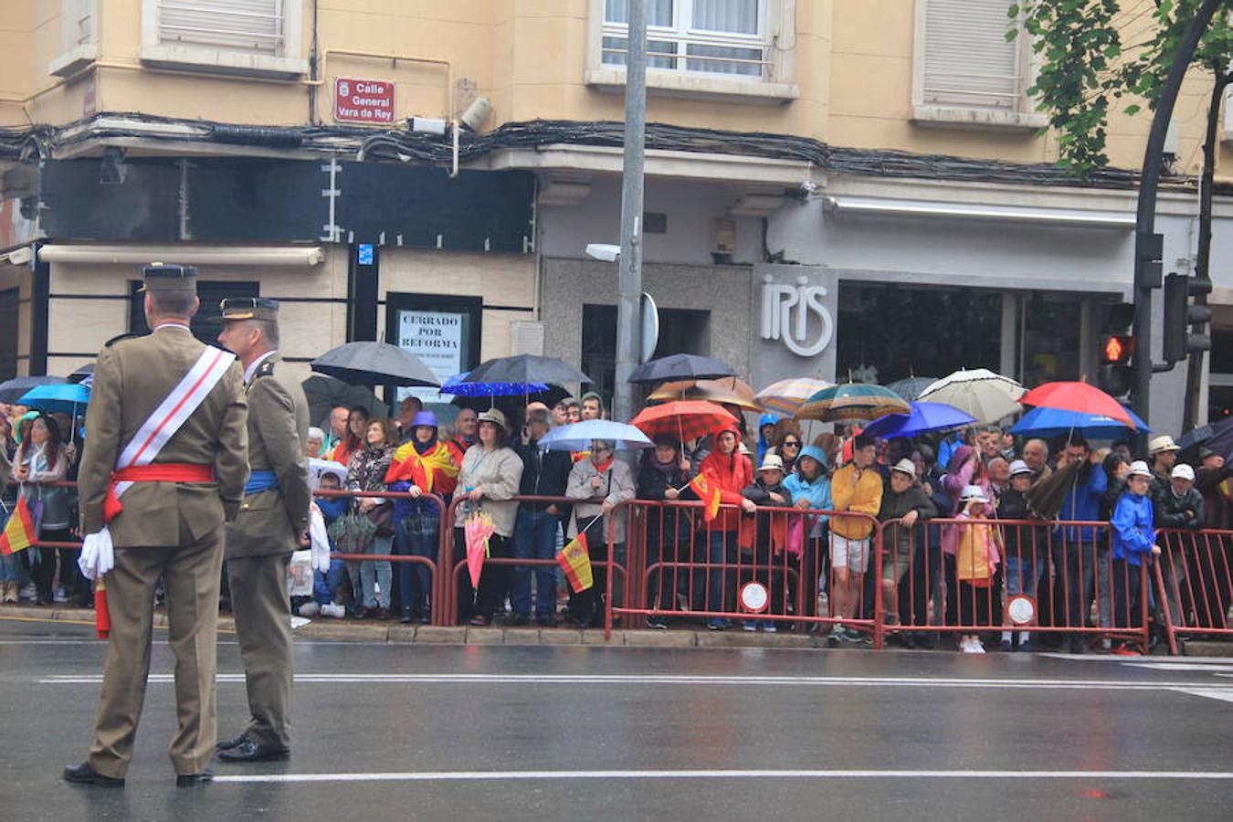 Tan contentos en Logroño con el desfile de las Fuerzas Armadas como contentos tienen que estar a la inversa por la magnífica respuesta del público. La respuesta no pudo ser más contundente porque las calles se abarrotaron desde primera hora.