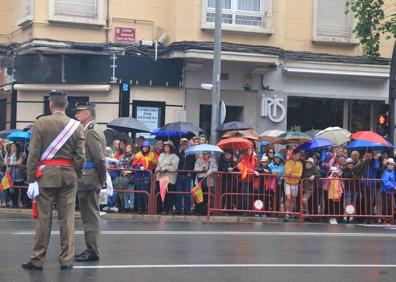 Imagen secundaria 1 - Aitor, Lucía e Ignacio. Público en una esquina de Vara de Rey y Montse y Pedro, felices con el desfile militar. 