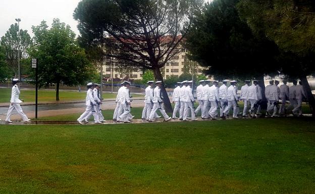 Los soldados se dirigen al polideportivo de Las Gaunas para resguardarse de la lluvia. 