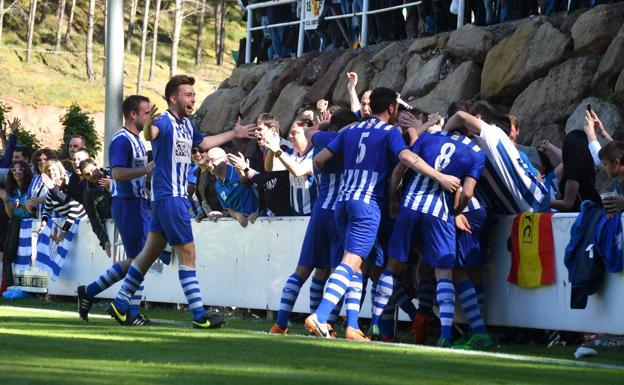 Abrazos entre los jugadores del Náxara. 