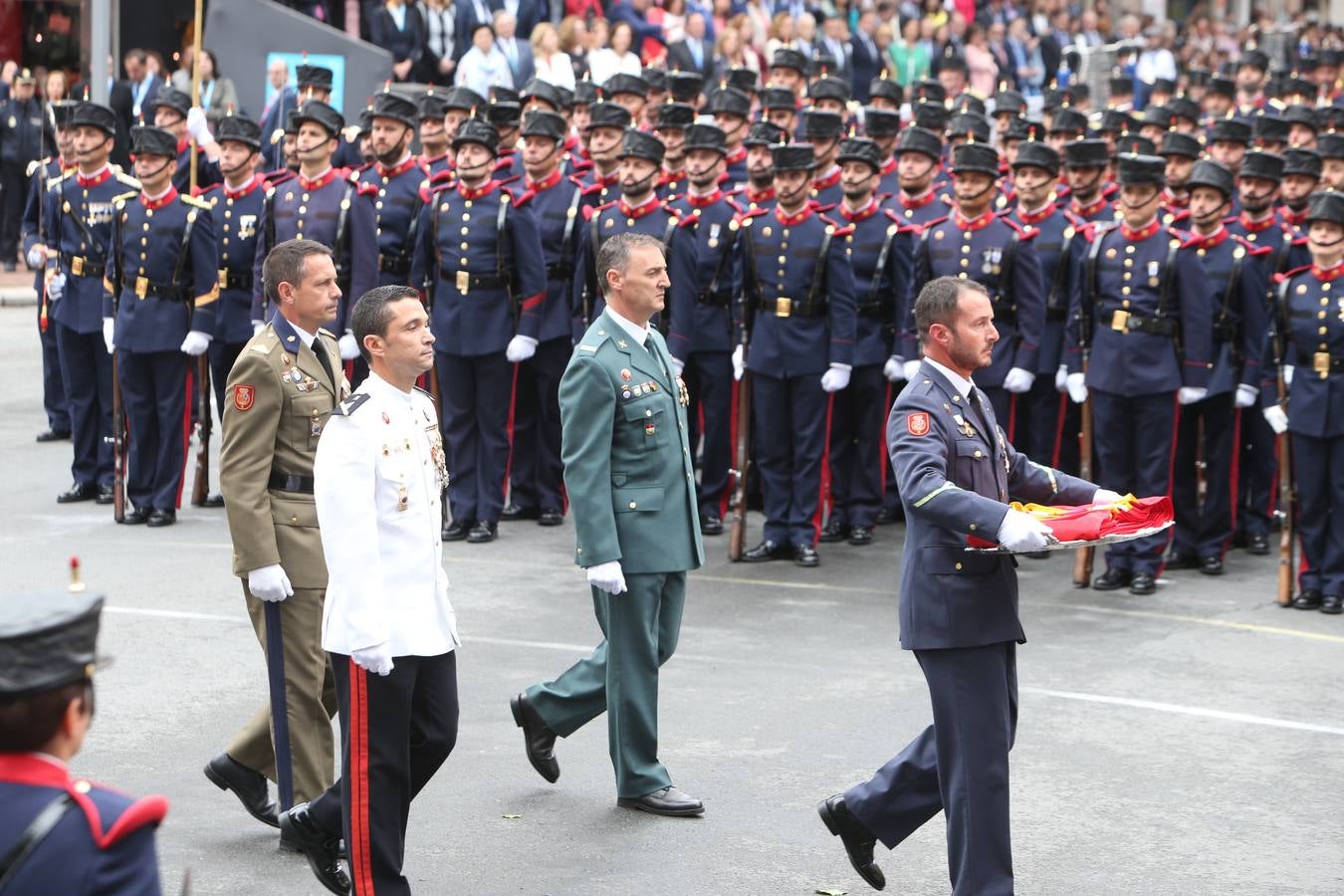 Los Reyes de España presidieron en Logroño el Desfile del Día de las Fuezas Armadas, en el que participaron hasta 2.678 militares.