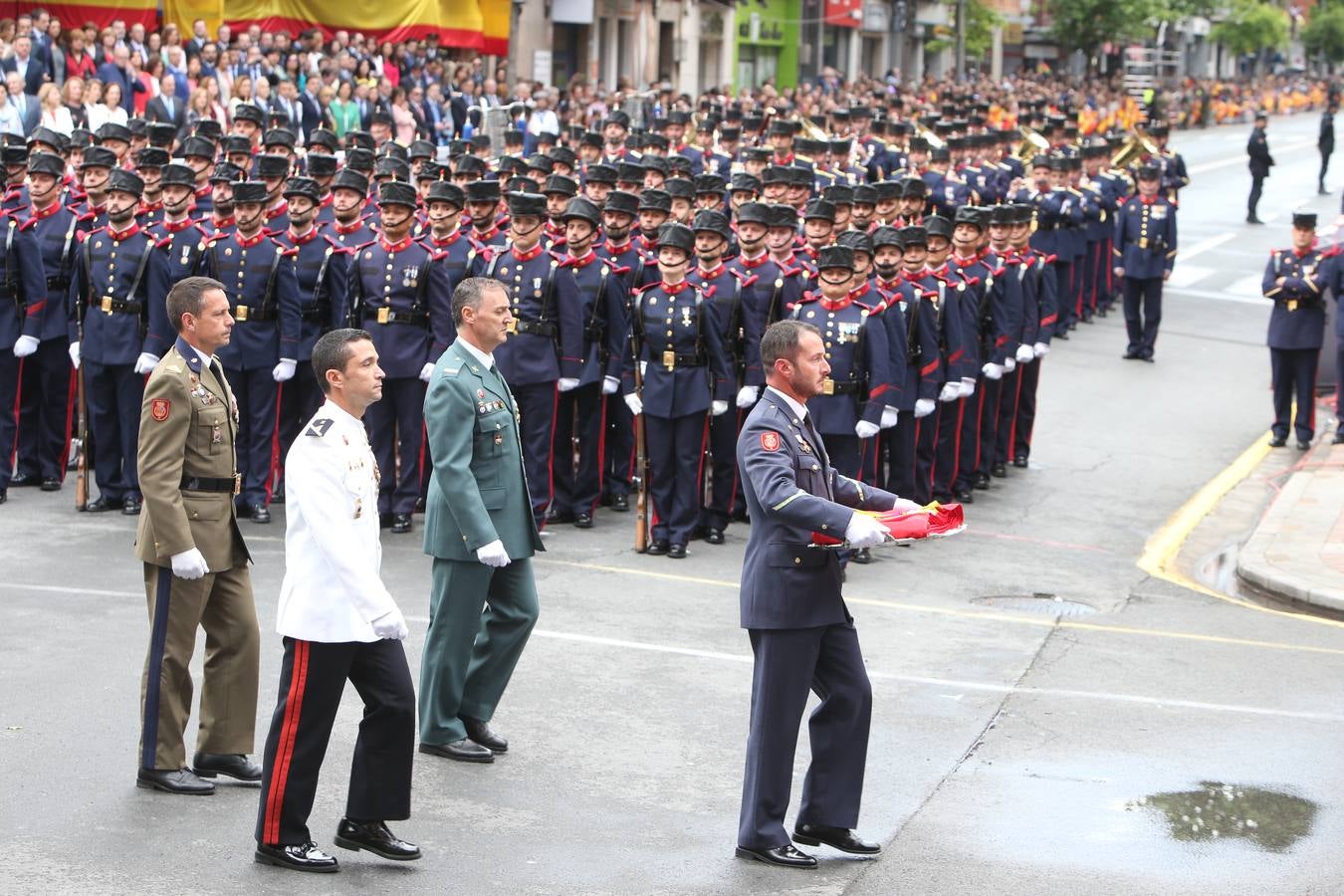 Los Reyes de España presidieron en Logroño el Desfile del Día de las Fuezas Armadas, en el que participaron hasta 2.678 militares.