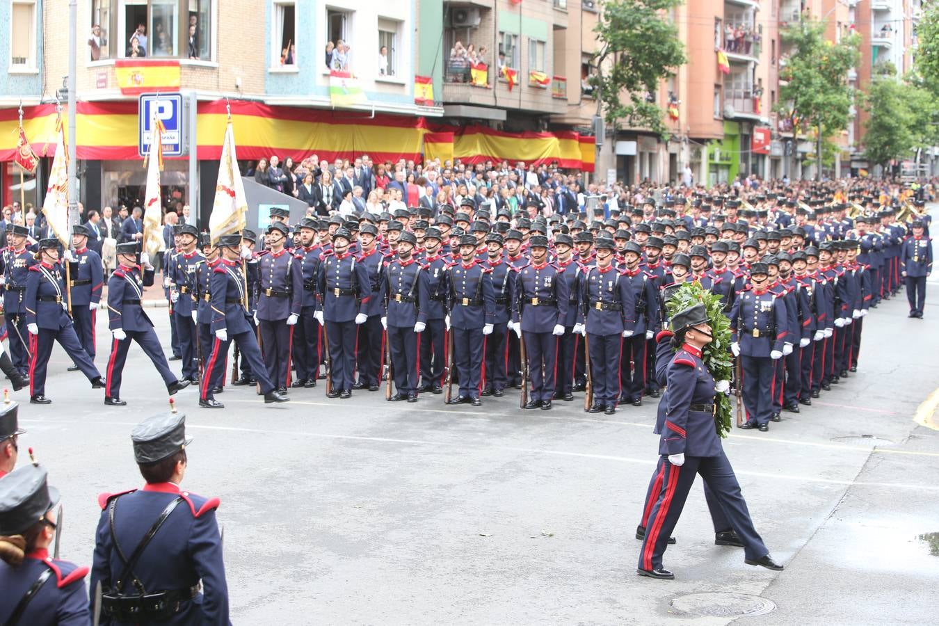 Los Reyes de España presidieron en Logroño el Desfile del Día de las Fuezas Armadas, en el que participaron hasta 2.678 militares.