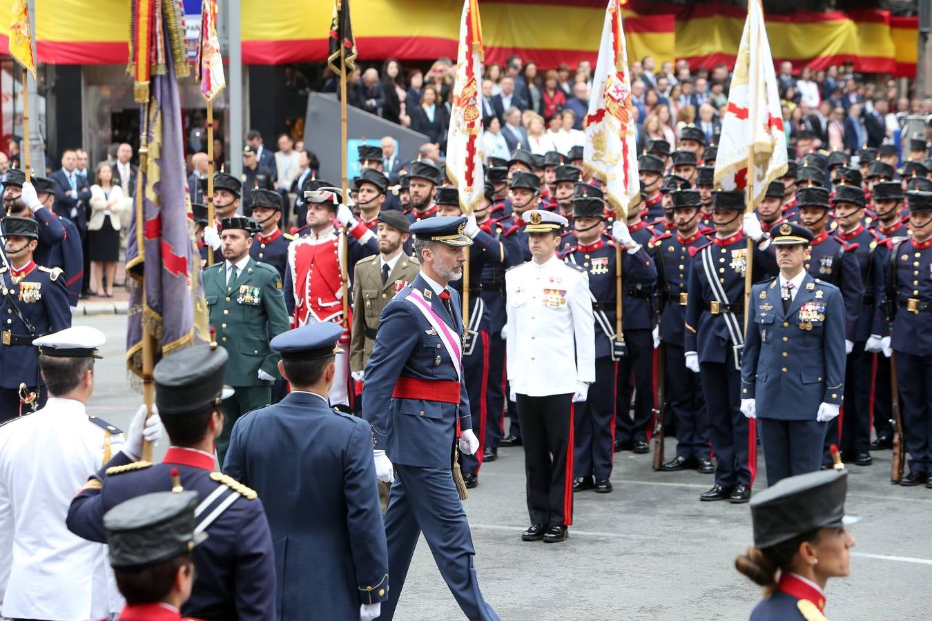 Los Reyes de España presidieron en Logroño el Desfile del Día de las Fuezas Armadas, en el que participaron hasta 2.678 militares.