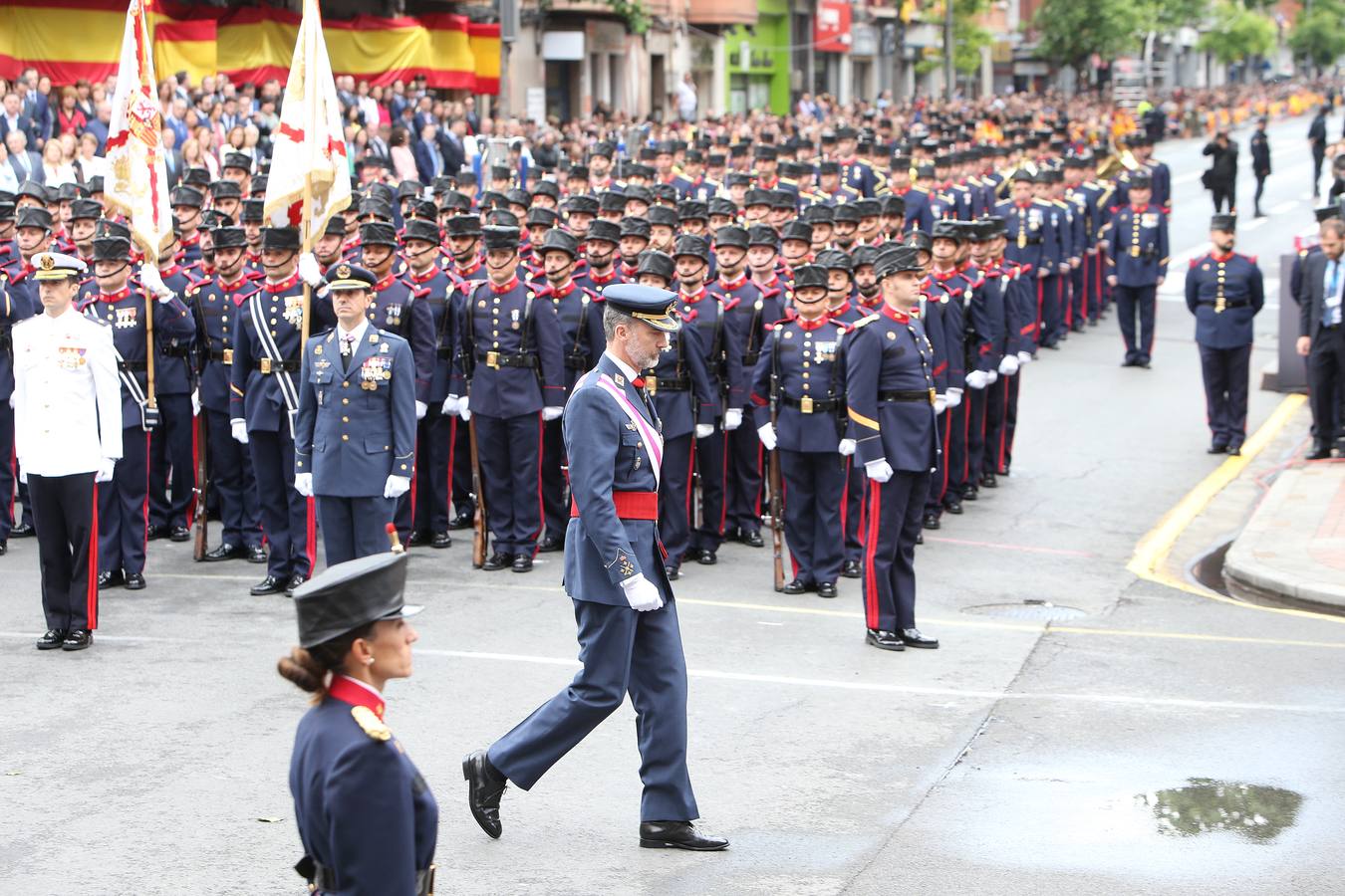 Los Reyes de España presidieron en Logroño el Desfile del Día de las Fuezas Armadas, en el que participaron hasta 2.678 militares.