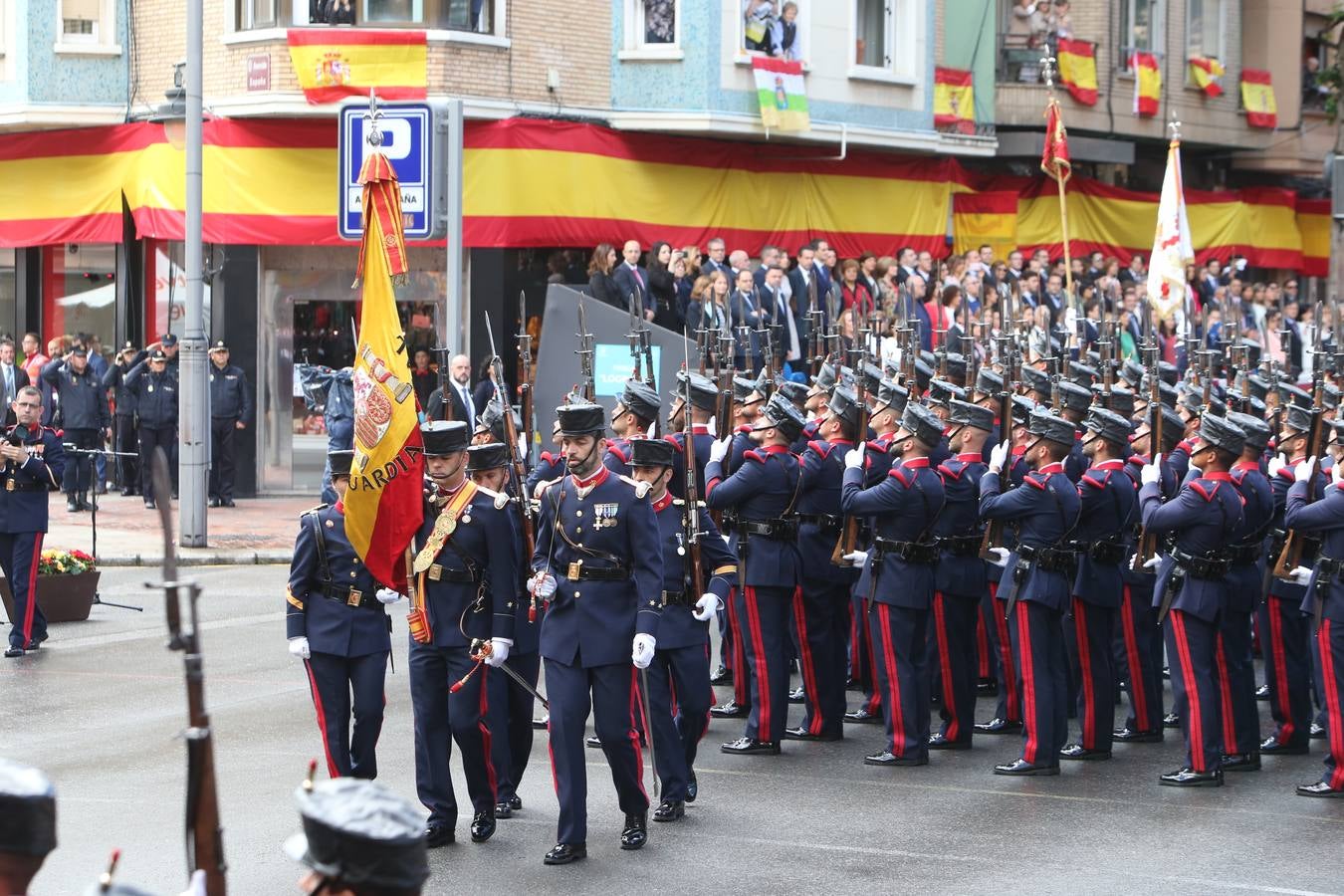 Los Reyes de España presidieron en Logroño el Desfile del Día de las Fuezas Armadas, en el que participaron hasta 2.678 militares.