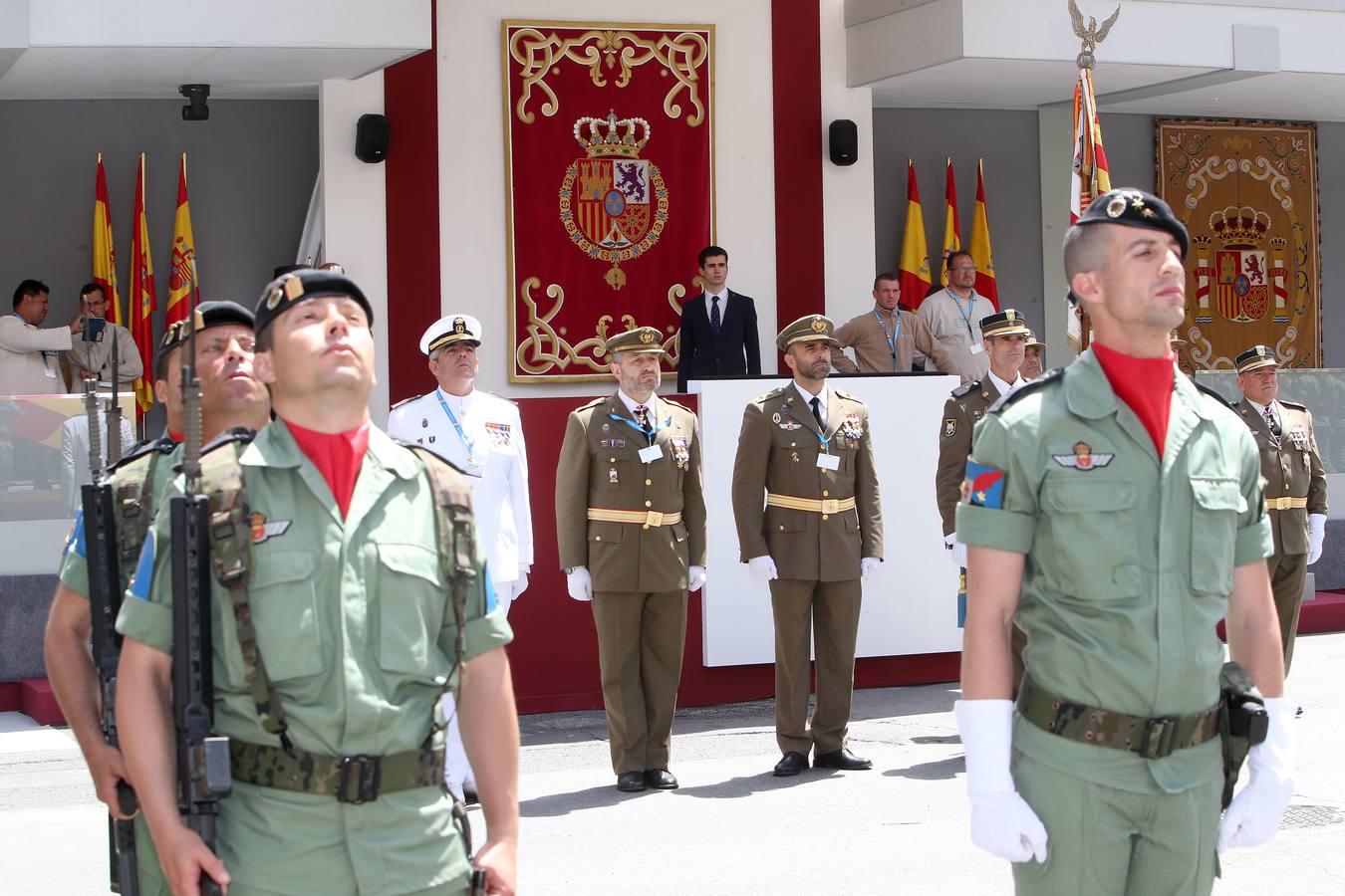 Los Reyes de España presidieron en Logroño el Desfile del Día de las Fuezas Armadas, en el que participaron hasta 2.678 militares.