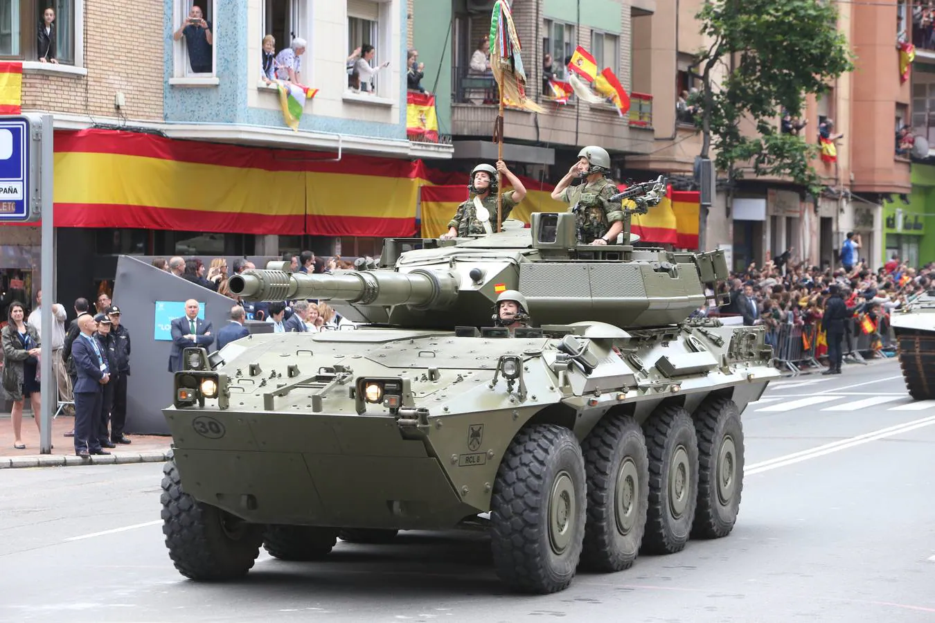 Los Reyes de España presidieron en Logroño el Desfile del Día de las Fuezas Armadas, en el que participaron hasta 2.678 militares.