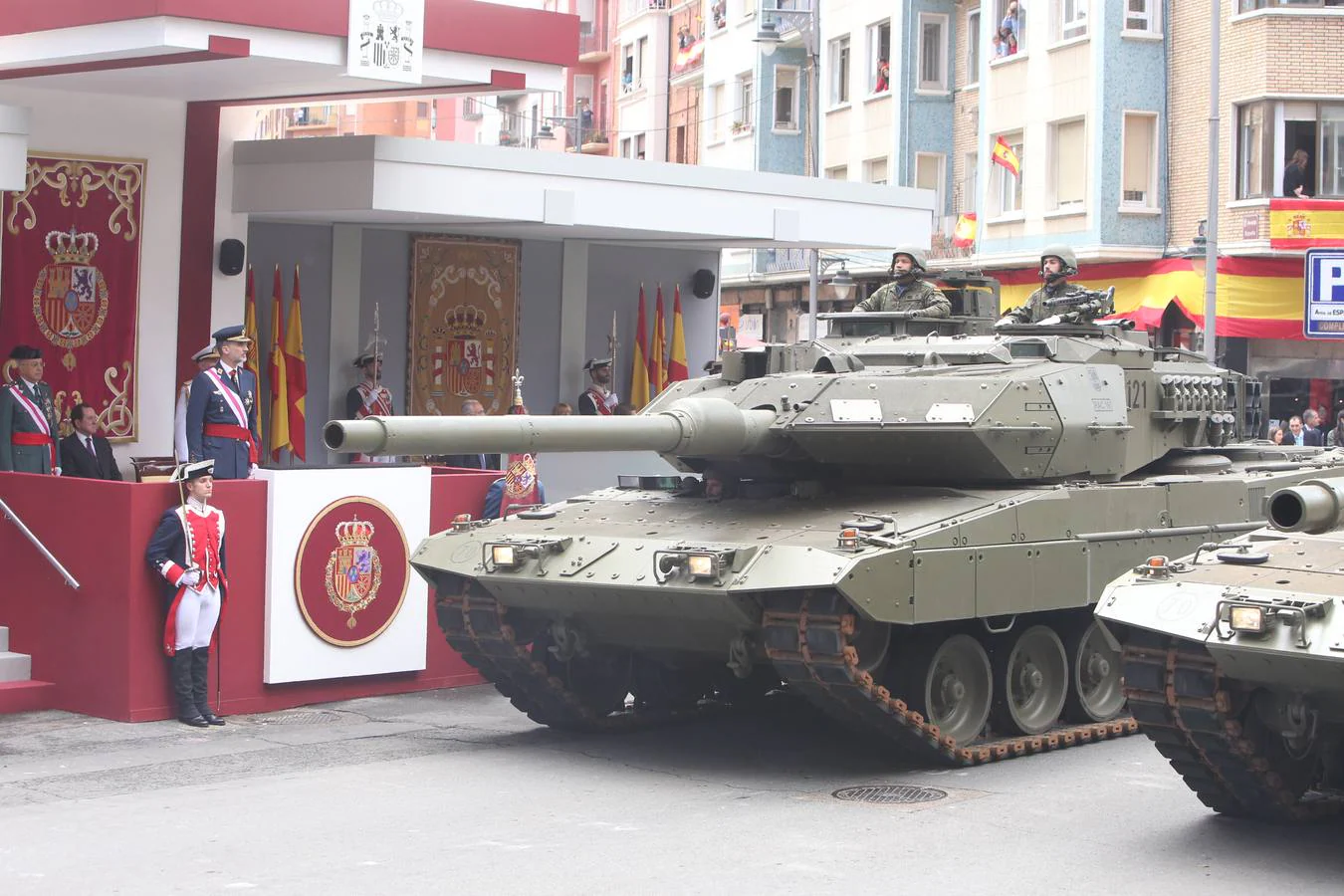 Los Reyes de España presidieron en Logroño el Desfile del Día de las Fuezas Armadas, en el que participaron hasta 2.678 militares.