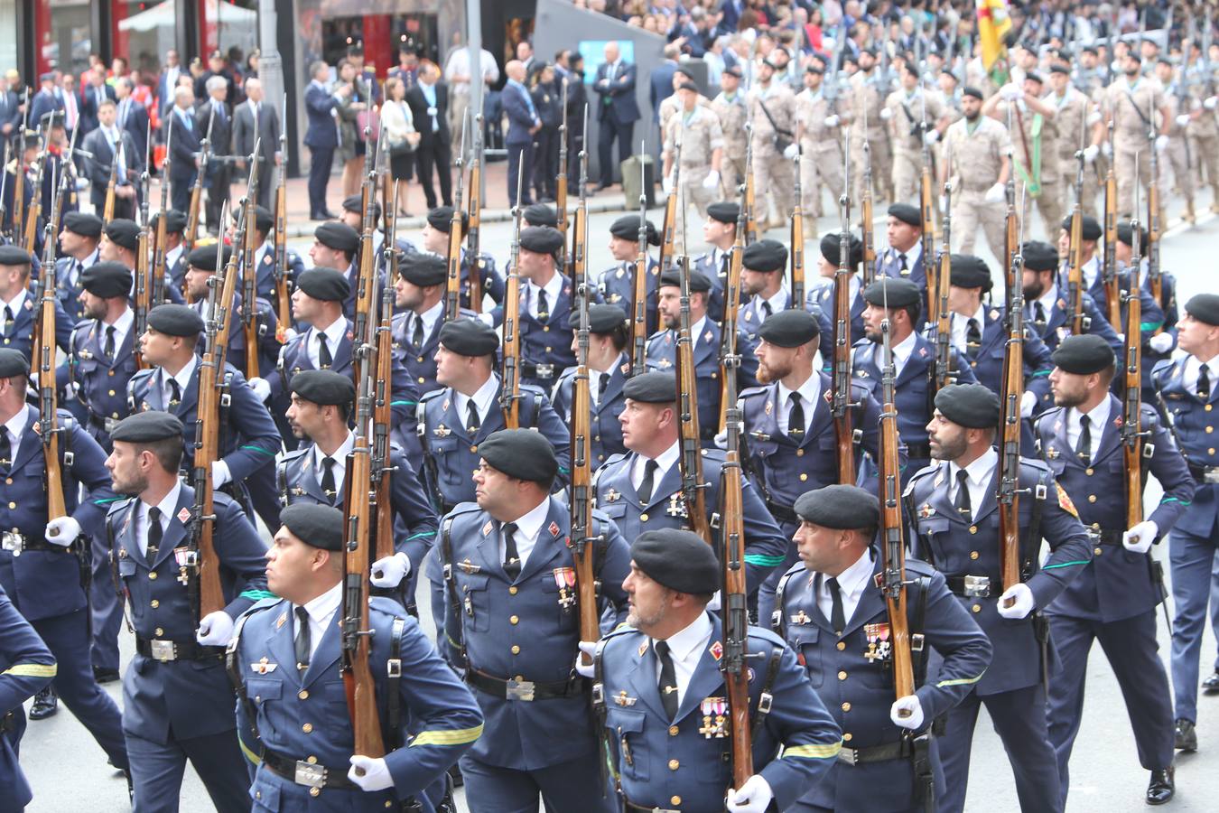 Los Reyes de España presidieron en Logroño el Desfile del Día de las Fuezas Armadas, en el que participaron hasta 2.678 militares.