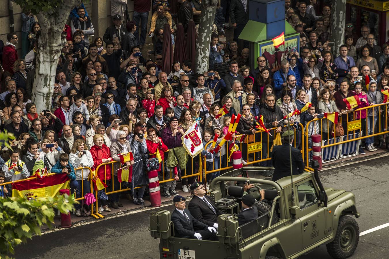 Los Reyes de España presidieron en Logroño el Desfile del Día de las Fuezas Armadas, que reunió a miles de asistentes.