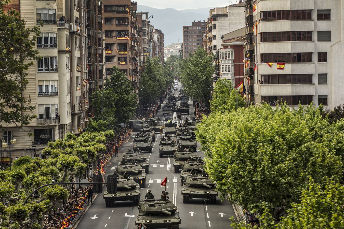 Los Reyes de España presidieron en Logroño el Desfile del Día de las Fuezas Armadas, que reunió a miles de asistentes.