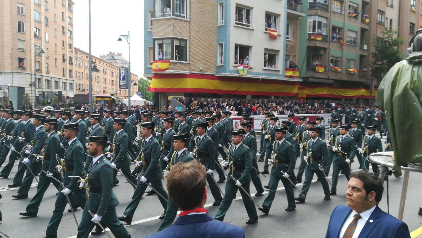 Logroño se vuelca con las Fuerzas Armadas en un impresionante desfile.