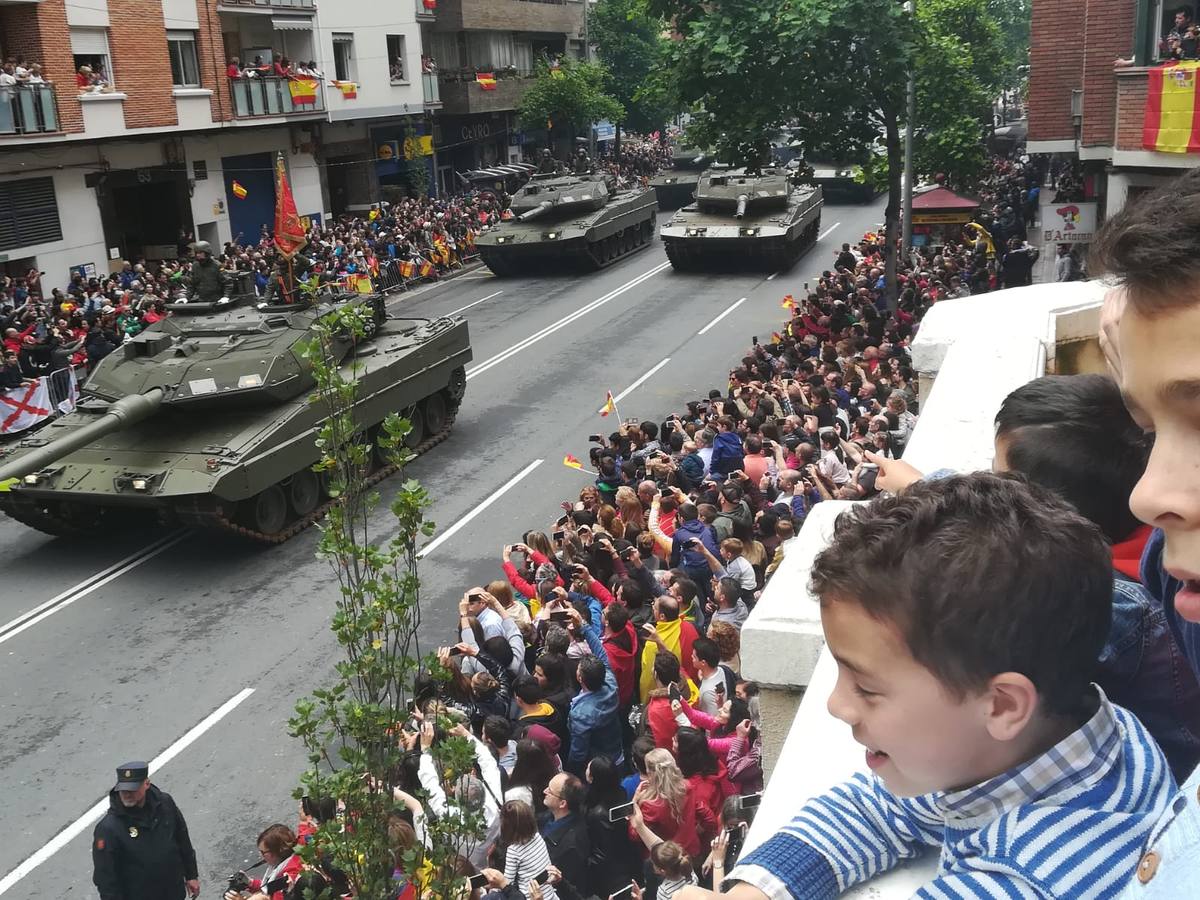 Logroño se vuelca con las Fuerzas Armadas en un impresionante desfile.