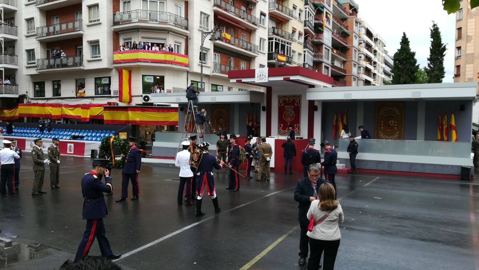 Logroño ha amanecido con lluvia, pero aún así numerosos espectadores comenzabana tomar posiciones mientras se preparaba el desfile.