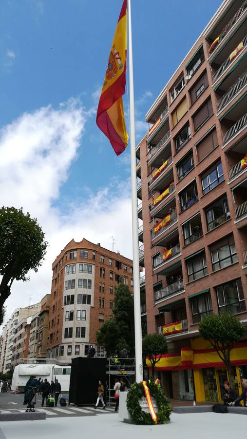 Logroño ha amanecido con lluvia, pero aún así numerosos espectadores comenzabana tomar posiciones mientras se preparaba el desfile.