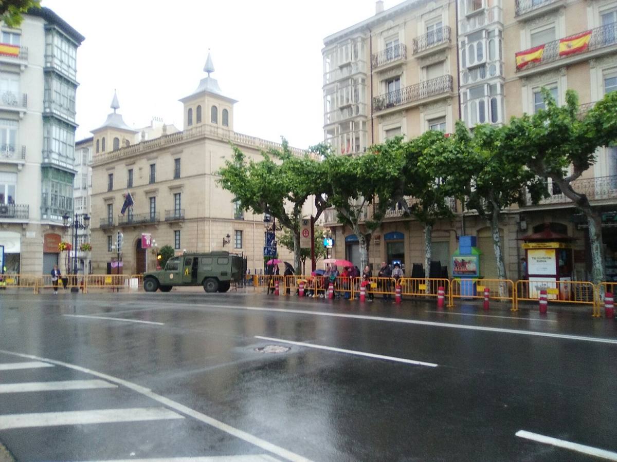 Logroño ha amanecido con lluvia, pero aún así numerosos espectadores comenzabana tomar posiciones mientras se preparaba el desfile.