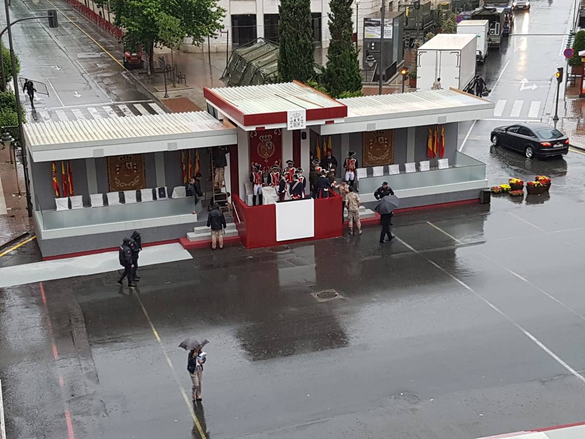 Logroño ha amanecido con lluvia, pero aún así numerosos espectadores comenzabana tomar posiciones mientras se preparaba el desfile.