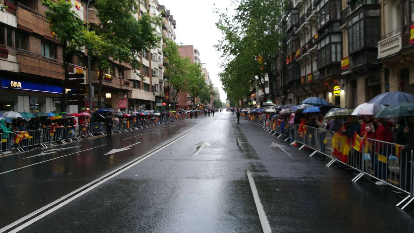 Logroño ha amanecido con lluvia, pero aún así numerosos espectadores comenzabana tomar posiciones mientras se preparaba el desfile.