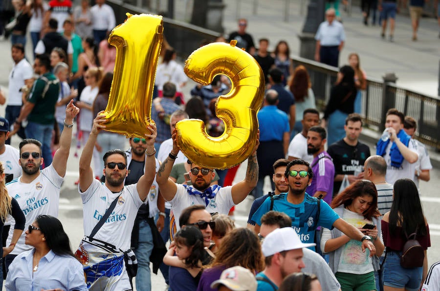 La comitiva blanca, con Florentino Pérez al frente, paseó la 'decimotercera' por las calles de la capital y festejó el título con los miles de aficionados que se reunieron en la fuente de Cibeles 