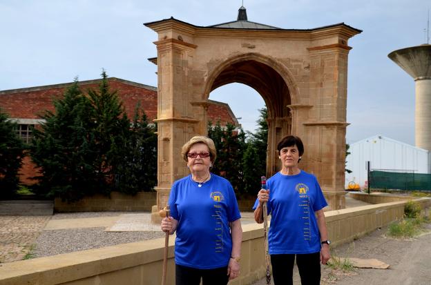 Arriba, señal de la Ruta del Ebro a su paso por Calahorra. Abajo, Miguel Espinosa con un peregrino en la terraza del albergue, y Gloria Pérez y Estrella Santolaya en el humilladero del siglo XVI. :: i. á.