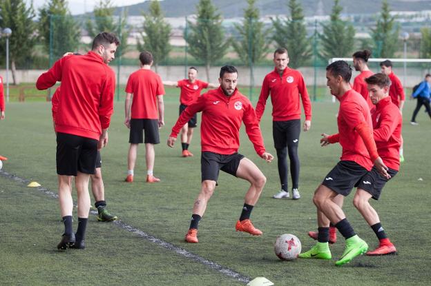 Los jugadores de la Sociedad Deportiva Logroñés se ejercitan en Pradoviejo. :: díaz uriel