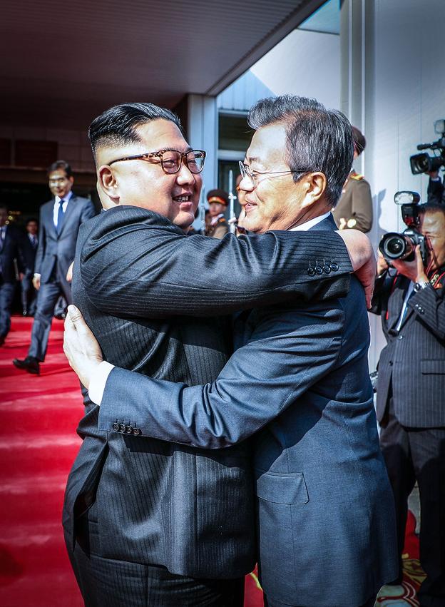 Kim Jong-un y Moon Jae-in se abrazan durante su segundo encuentro en la frontera. :: efe
