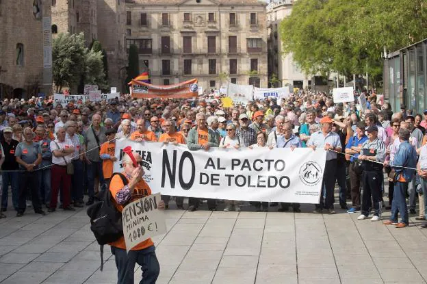Manifestación convocada ayer en Barcelona por la Marea Pensionista de Cataluña. :: m. pérez / EFE