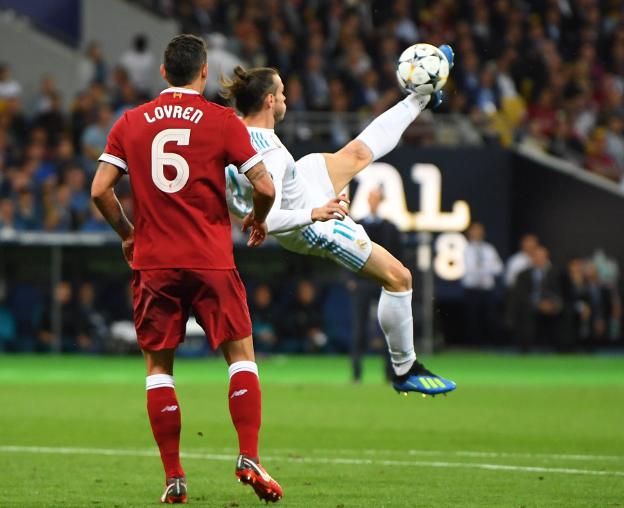 Gareth Bale golpea de chilena. El gran gol de la noche. :: G. LICOVSKI
