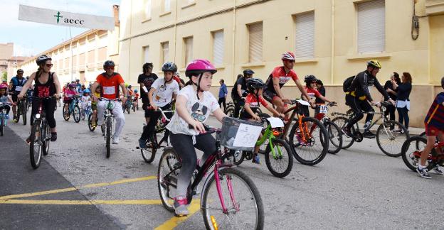 Calagurritanos de todas las edades se subieron a la bici para colaborar con la Asociación Española contra el Cáncer. :: i.á. 