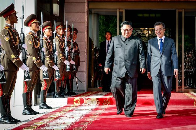 Kim Jong-un y Moon Jae-in, durante su encuentro sorpresa del pasado sábado. :: AFp