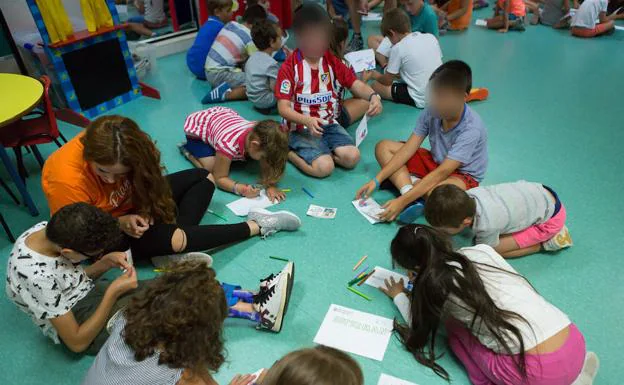 Niños jugando en una ludoteca. 