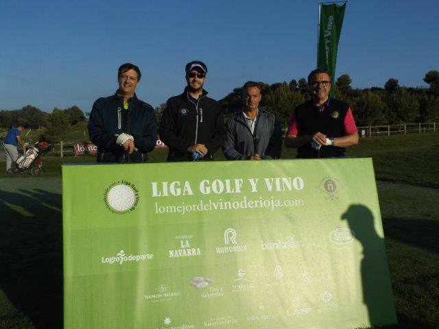 Los jugadores, preparados para la jornada de golf.