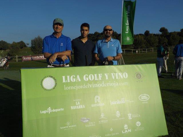 Los jugadores, preparados para la jornada de golf.