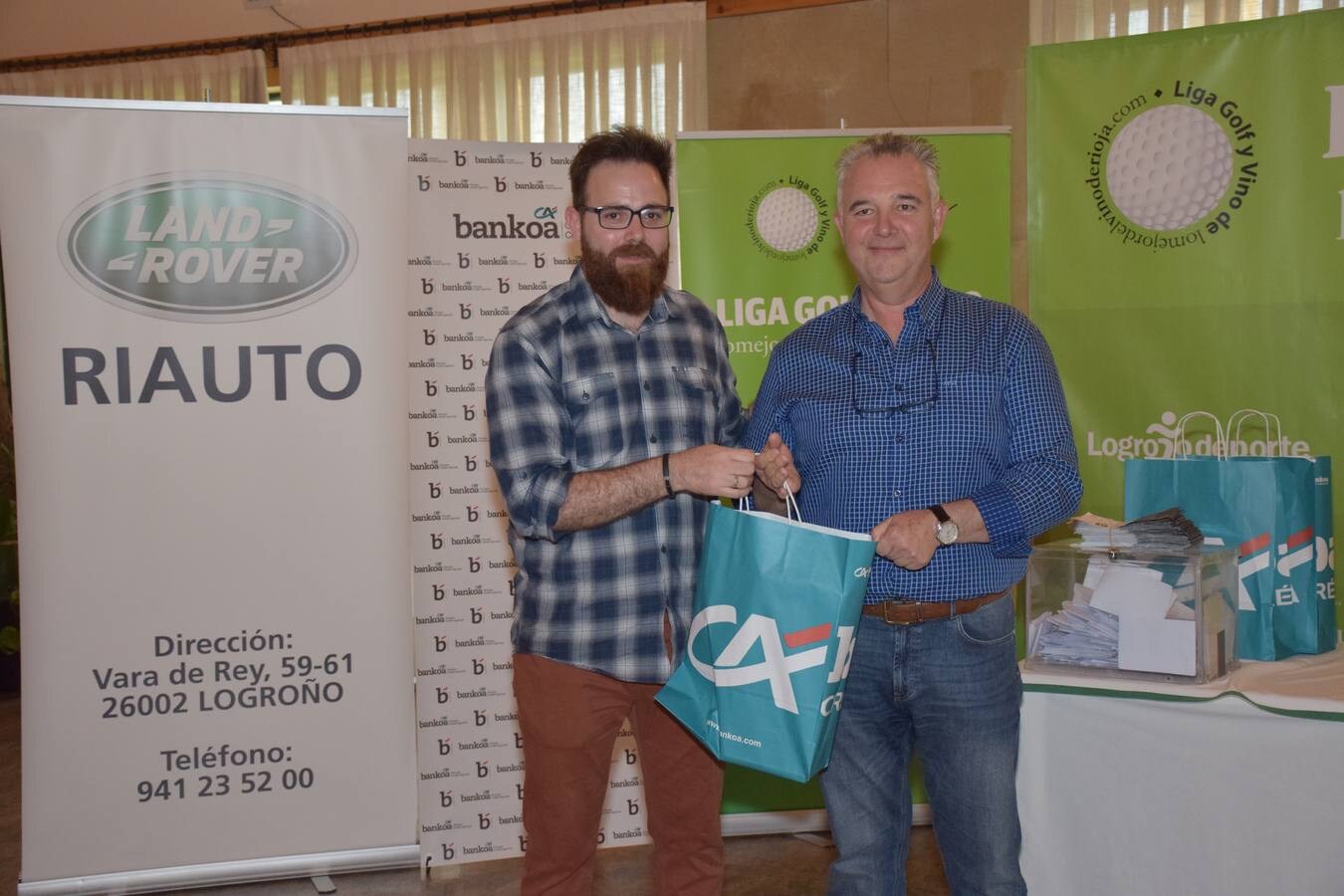 Los ganadores recibieron sus premios de manos de los patrocinadores.