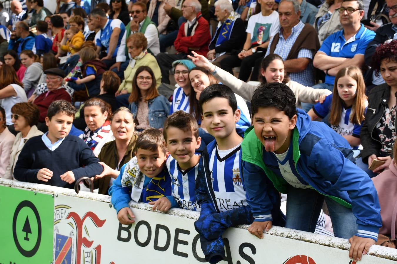 Fotos: La afición del Náxara celebra su paso a la siguiente fase del pla off