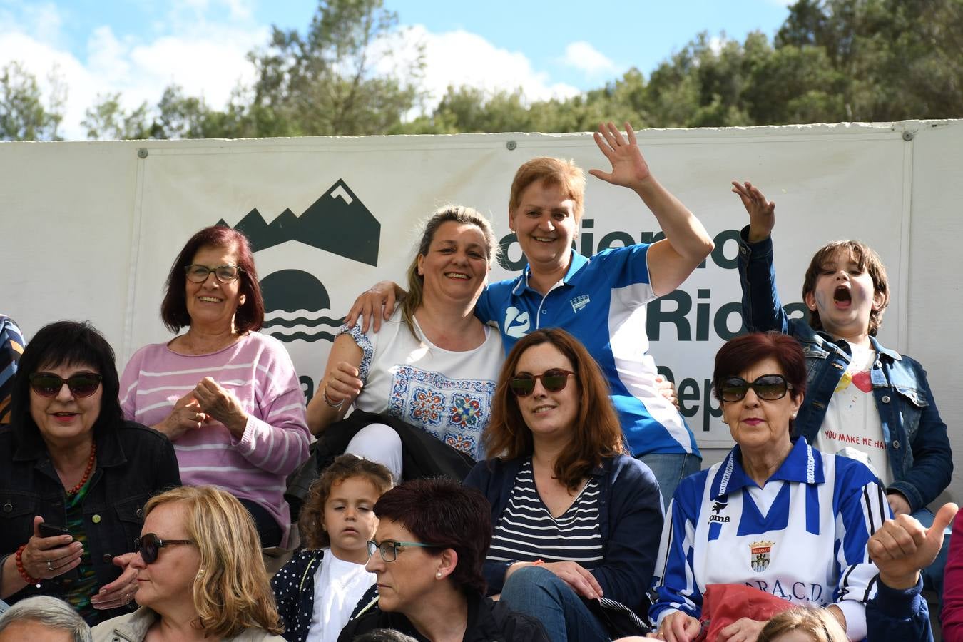 Fotos: La afición del Náxara celebra su paso a la siguiente fase del pla off