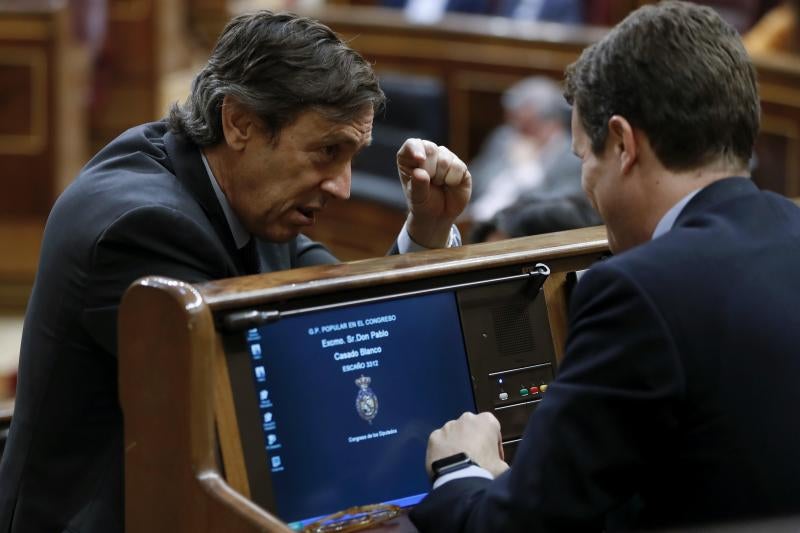 Rafael Hernando charla con Pablo Casado.